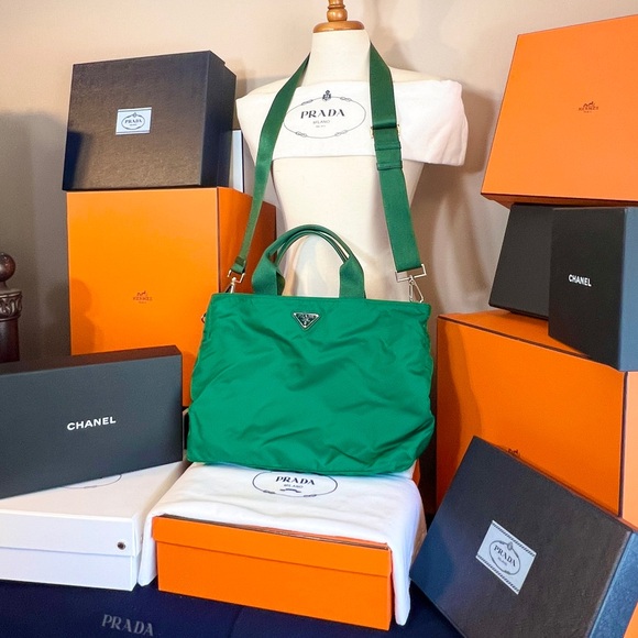 Prada AUTHENTIC Emerald Green Nylon bag with saffiano leather accents. NEW!! - Picture 5 of 15